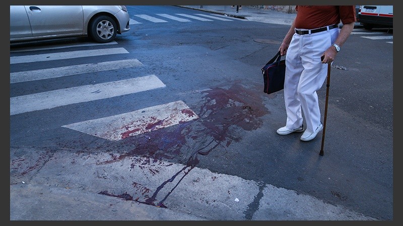 Sangre en la vereda. Vladimir Medina murió a poco de llegar al Heca. 