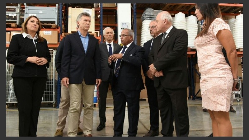 El presidente junto a Lifschitz y Fein recorriendo la planta rosarina. 
