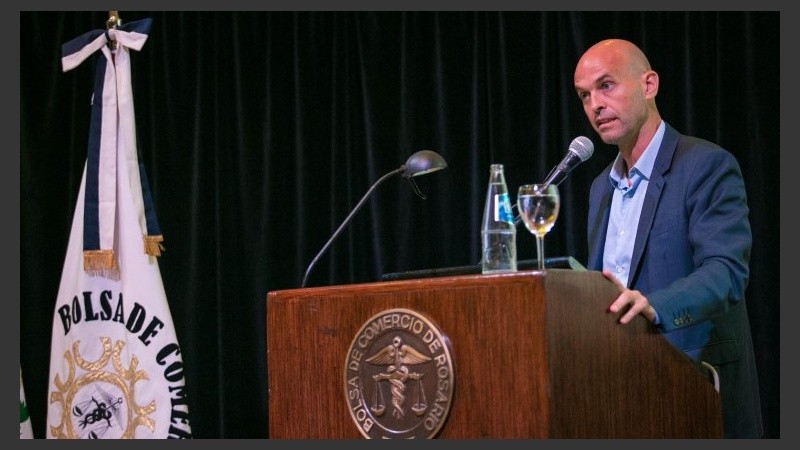El ministro en la Bolsa de Comercio local.