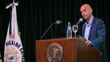 El ministro en la Bolsa de Comercio local.