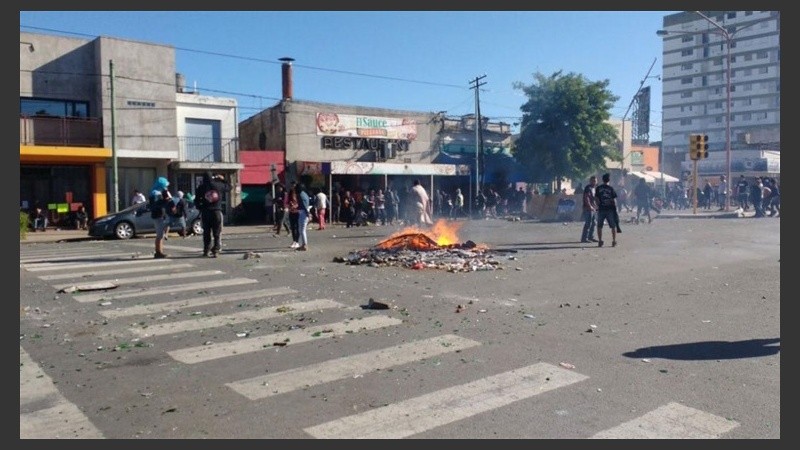 Bomberos fueron atacados por algunos de los que quemaban basura. 