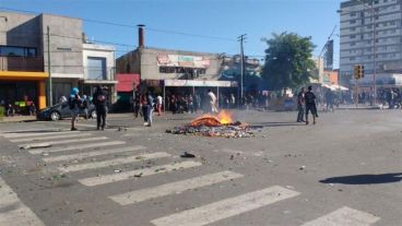 Bomberos fueron atacados por algunos de los que quemaban basura.