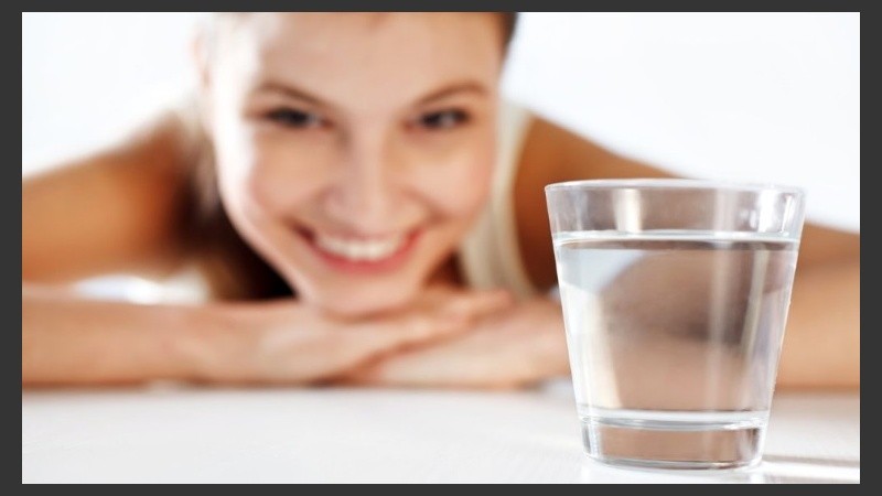 Para cuidar los riñones hay que tomar mucha agua y bajar el consumo de sal.