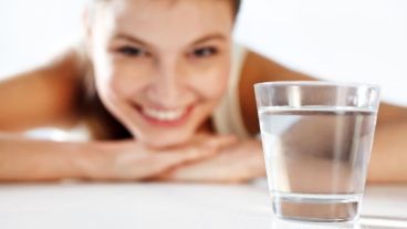 Para cuidar los riñones hay que tomar mucha agua y bajar el consumo de sal.