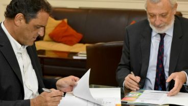 El presidente de Central Córdoba y el ministro de Justicia durante la firma del acuerdo.