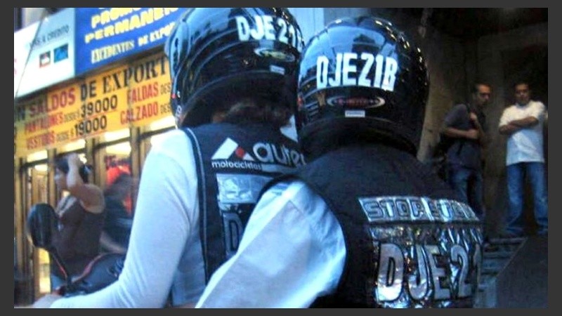 Conductor y acompañante deberán mostrar el número de patente en el casco. 