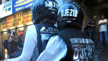 Conductor y acompañante deberán mostrar el número de patente en el casco.