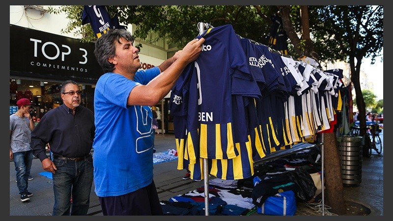 Postales de peatonal Córdoba tras el paro de municipales este martes.
