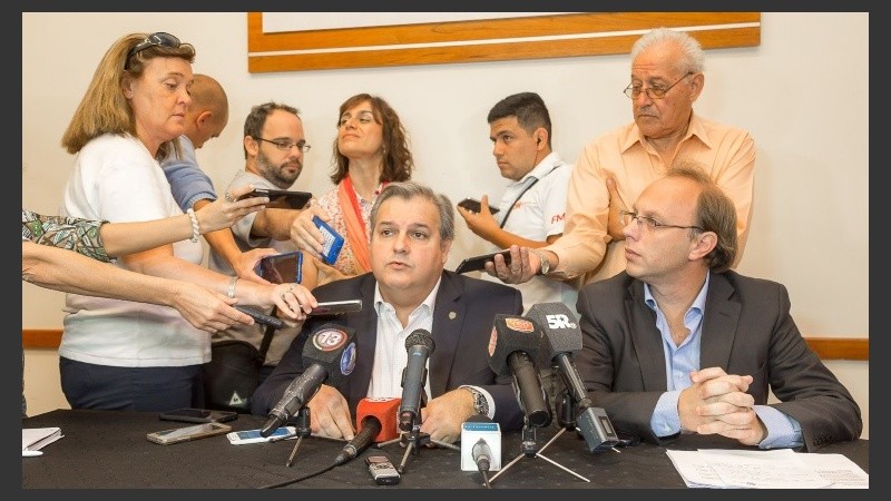 El ministro Farías habló con la prensa luego del encuentro. 