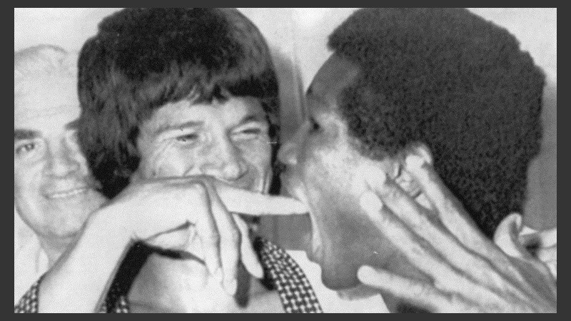 Valdez bromea con Monzón.