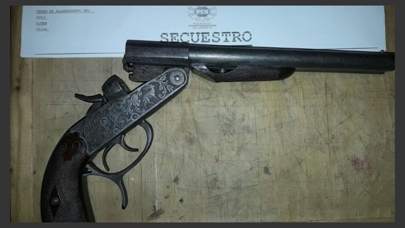 Unas de las armas secuestradas en el operativo.