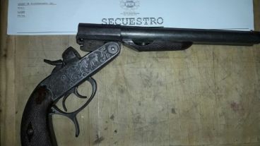 Unas de las armas secuestradas en el operativo.