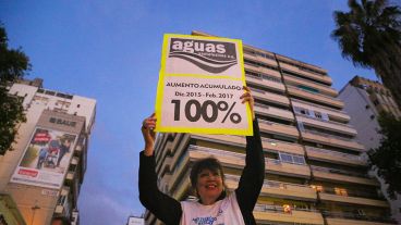 Una mujer reclama por los altos aumentos en la factura del agua.