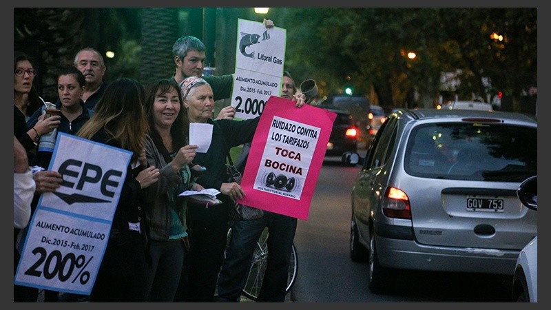 Los manifestantes instaron a tocar bocina.