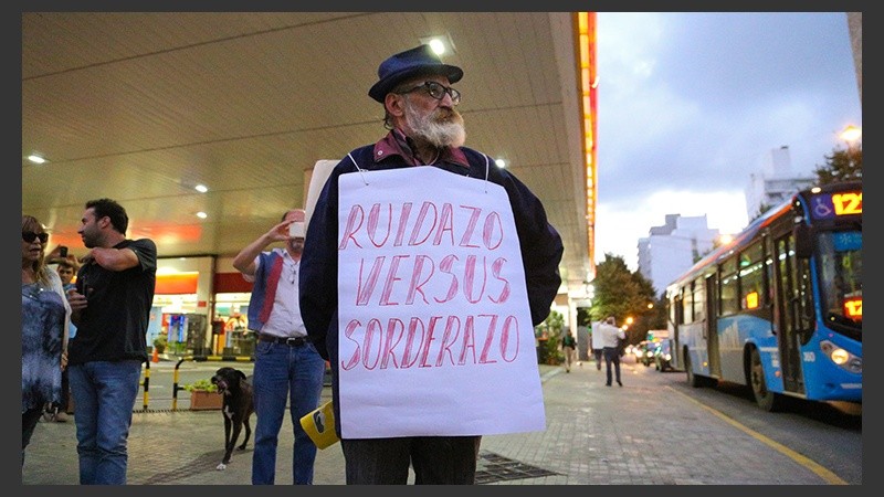 El señor pidió que las autoridades escuchen el reclamo.