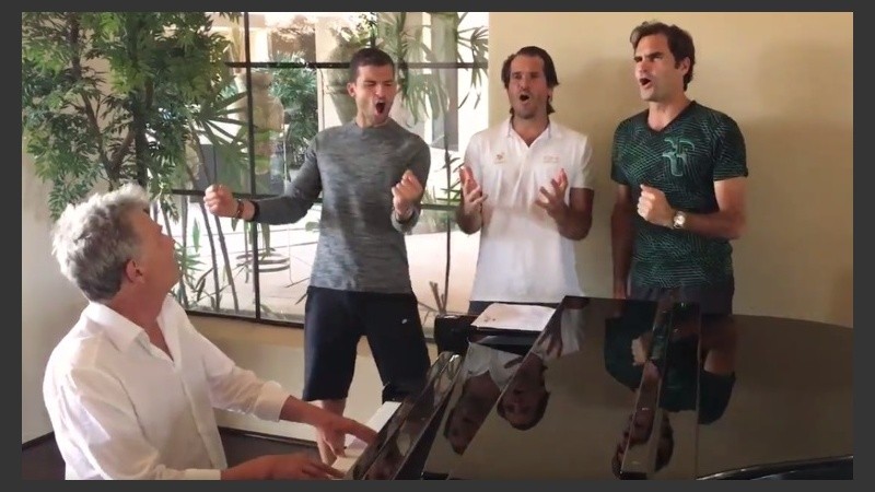 Federer y sus compañeros en plena interpretación. 