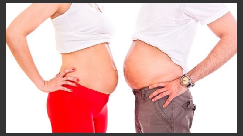 Los síntomas que con mayor frecuencia describen los hombres son náuseas y vómitos, repulsión a algunos olores y comidas, y antojos.