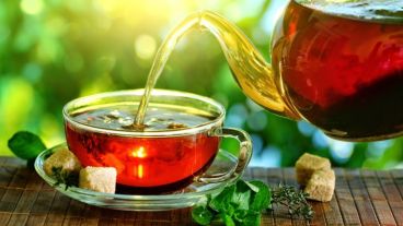 Los resultados mostraron que el riesgo de demencia se reduce a la mitad entre los bebedores diarios de té.