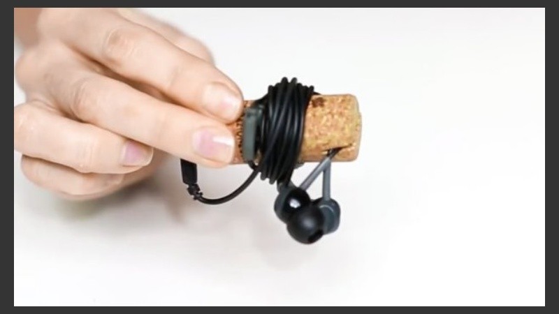 Los corchos pueden ser útiles para guardar los auriculares de una manera prolija.