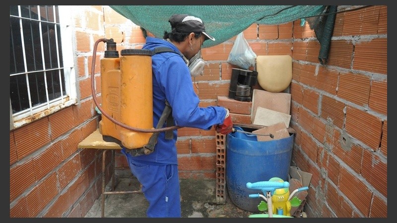 Las fumigaciones y eliminar recipientes con agua en domicilios, parte de la prevención.