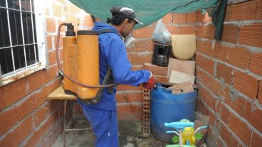 Las fumigaciones y eliminar recipientes con agua en domicilios, parte de la prevención.