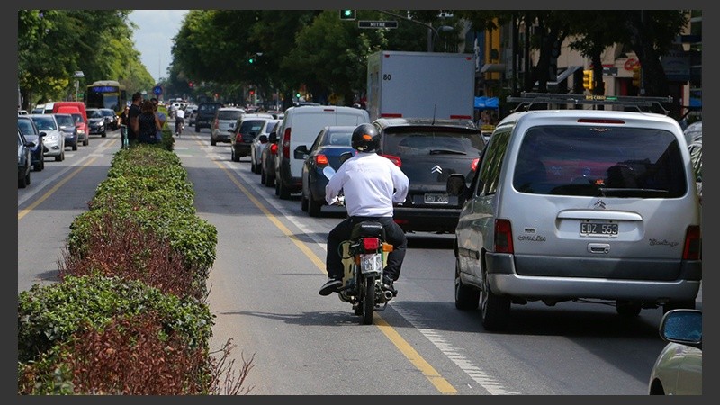 Motos en ciclovías, una postal permanente en las calles de Rosario.