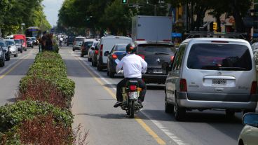 Motos en ciclovías, una postal permanente en las calles de Rosario.