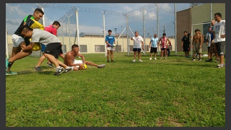 Un momento de la experiencia que comparten profes y reclusos. 