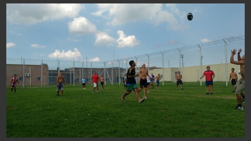 Un momento de la experiencia que comparten profes y reclusos. 