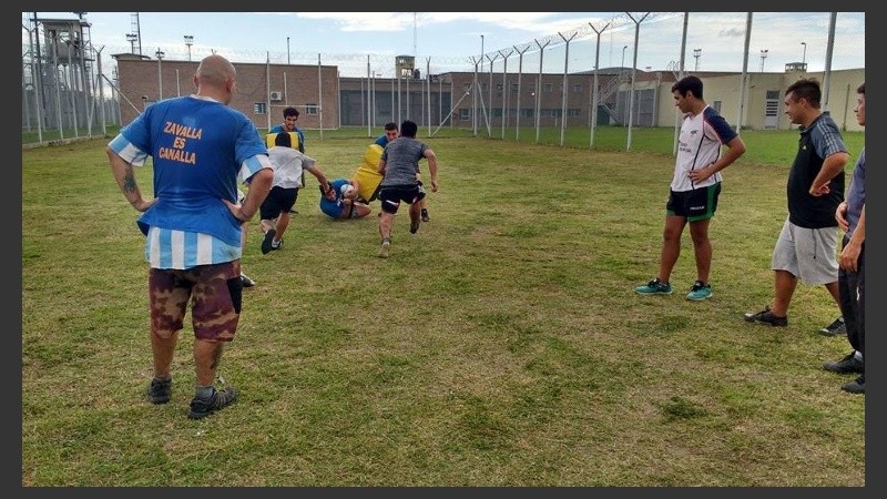 Un momento de la experiencia que comparten profes y reclusos. 