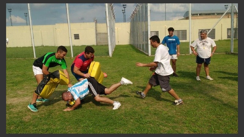 Un momento de la experiencia que comparten profes y reclusos. 