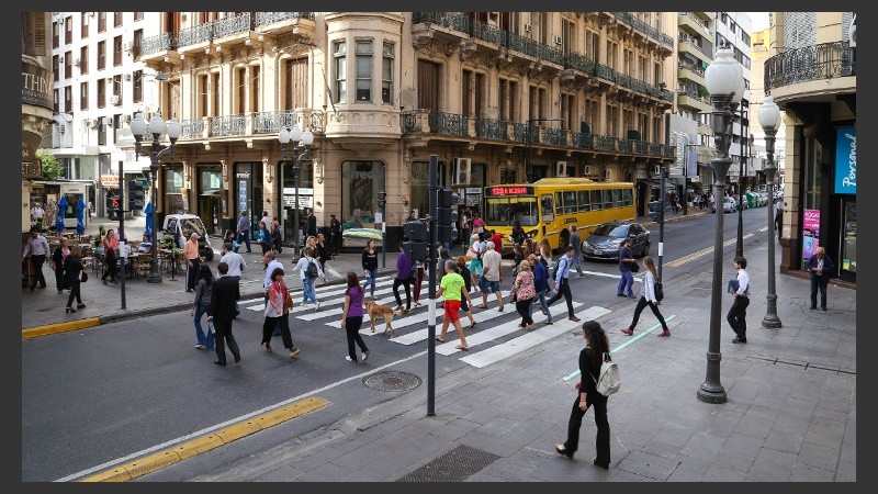 El semáforo de piso ya está en funcionamiento en Córdoba y Corrientes.