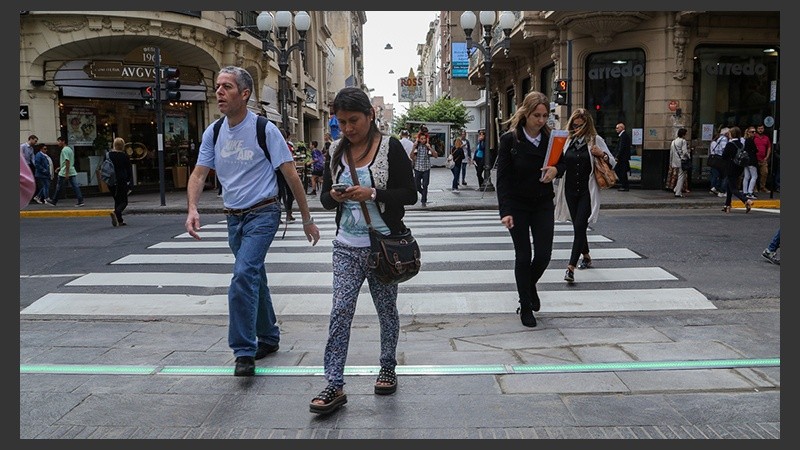 Es el primero que se instala en el país y sirve para advertir a los peatones que vienen mirando el celular. 