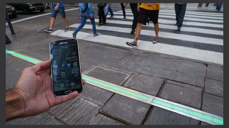 Luz verde. Para los distraídos, una señal que advierte el estado del semáforo.