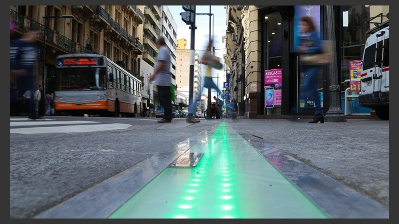 El semáforo funciona con luces Led.