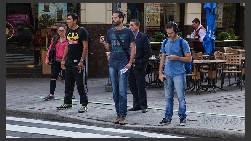 Son muchos los peatones que cruzan la calle con la vista en el celular.