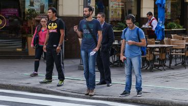 Son muchos los peatones que cruzan la calle con la vista en el celular.