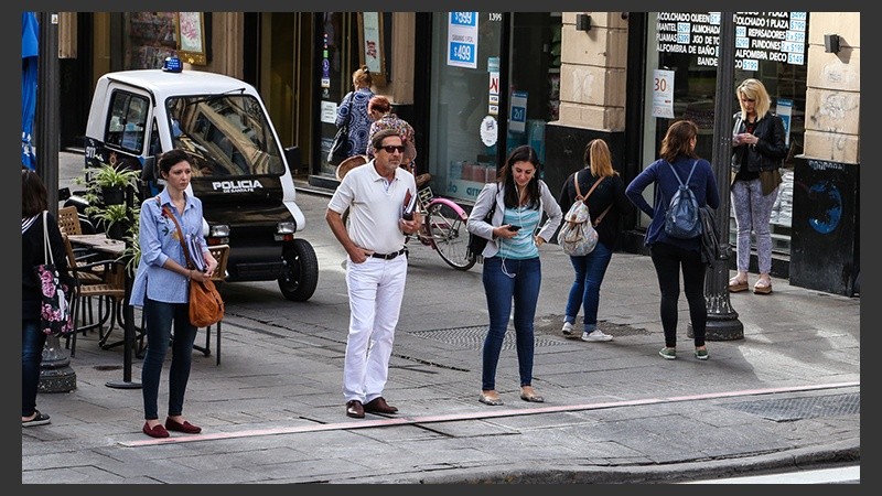 El semáforo de piso se instalará en algunas esquinas más de la ciudad.