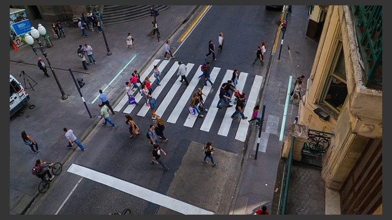Una vista general de la esquina de Córdoba y Corrientes el primer día de funcionamiento del semáforo de piso.
