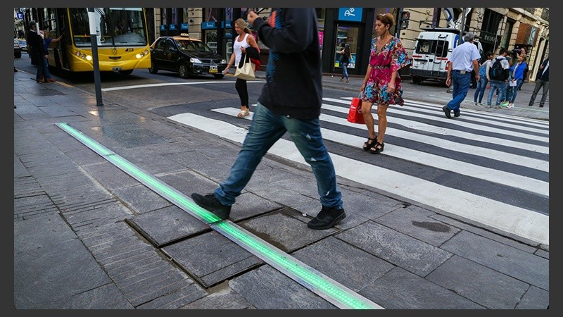 Luz verde sobre el piso para cruzar la calle.