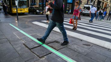Luz verde sobre el piso para cruzar la calle.