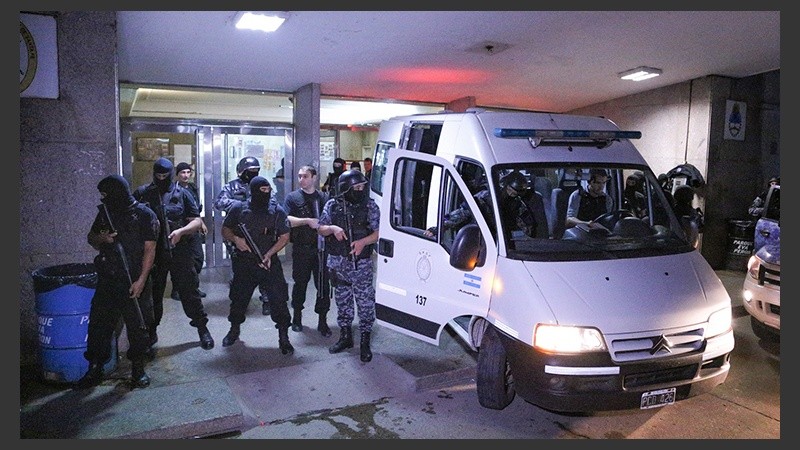 El momento del traslado de Bassi y Damario en el hospital de Baigorria.