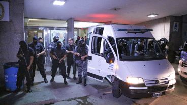 El momento del traslado de Bassi y Damario en el hospital de Baigorria.