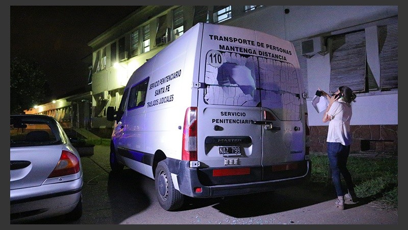 Así quedó el vehículo del Servicio Penitenciario baleado.