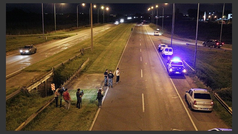 El lugar del tiroteo. La autopista permaneció cortada por un tiempo.