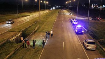 El lugar del tiroteo. La autopista permaneció cortada por un tiempo.