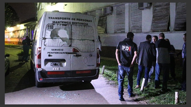 LA PDI trabajando en la camioneta baleada. 