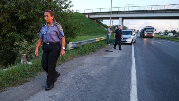 La policía en la autopista tras la balacera.