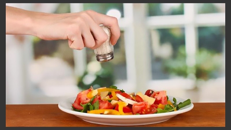 Muchos alimentos tienen sal añadida, incluso aquellos que no necesariamente tienen gusto salado.