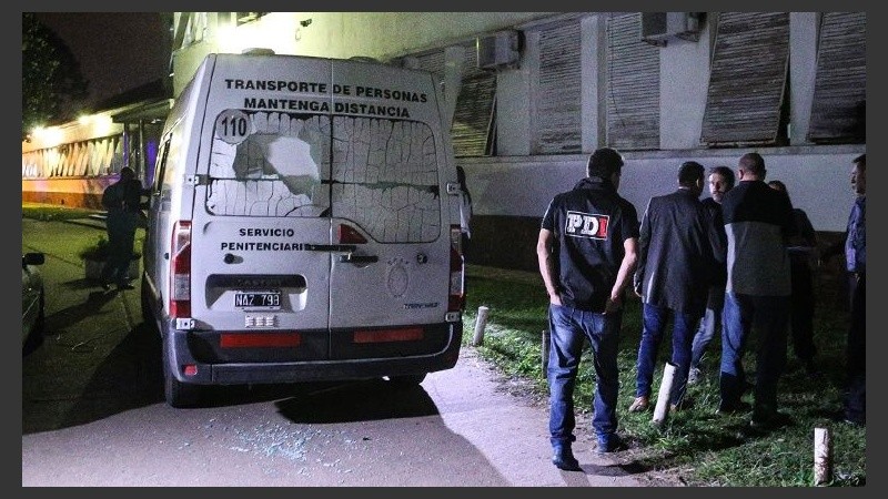 Una de las camionetas del Servicio Penitenciario atacadas.